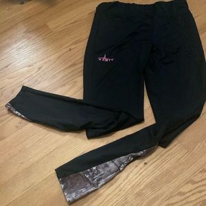 Full length habit camo accent leggings. Never worn. Size small.